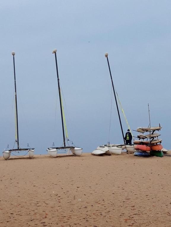 " Le Nid Douillet ", Un Fabuleux Studio, Calme, Cosy Et Bien Climatise Au Centre De Saly Exteriör bild